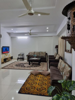 Three Bed Attached Bath Netflix Wifi Smart TV Parking Near Airport
